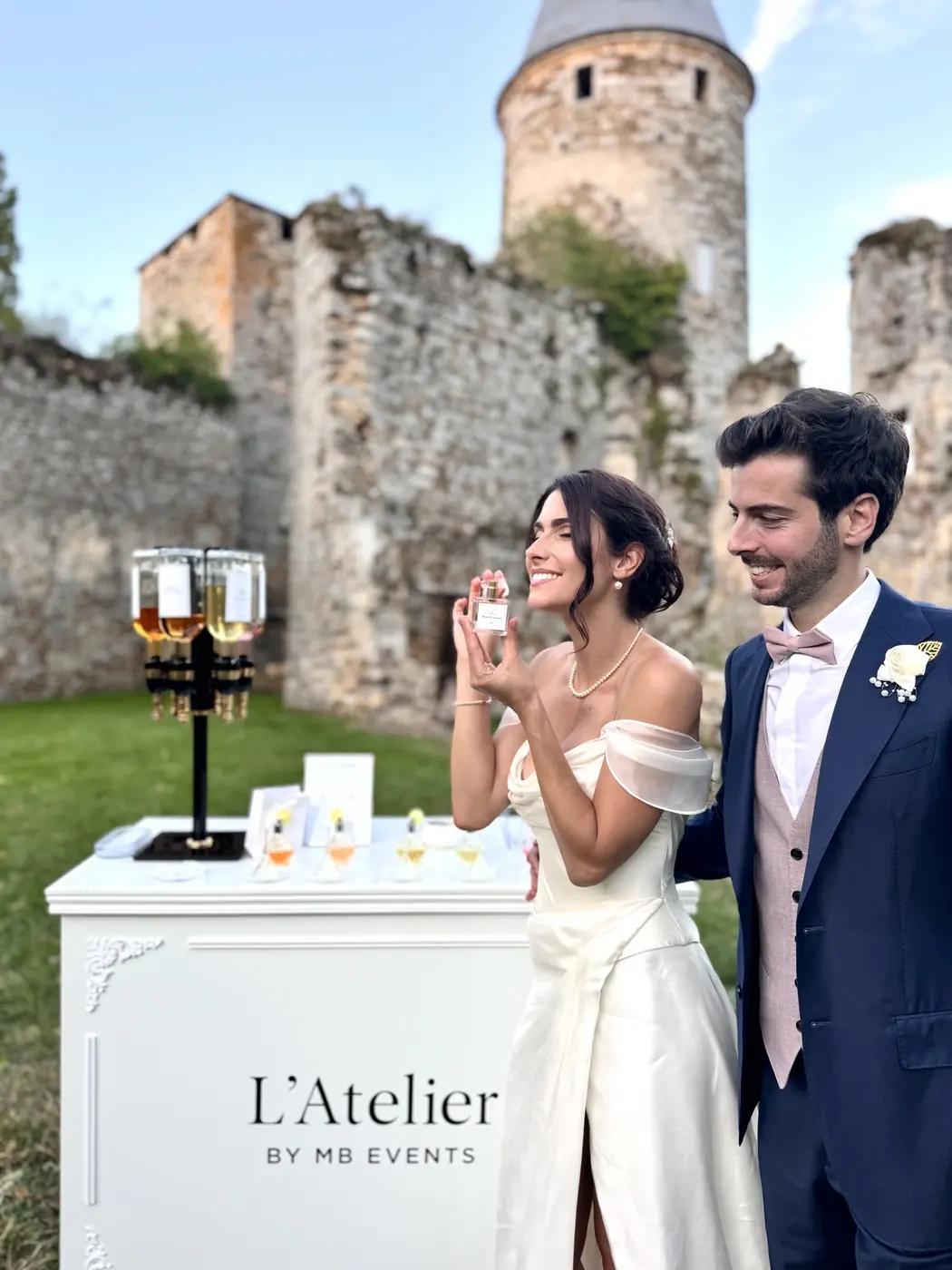 Mariés devant le bar à parfum installé dans les jardins d’un château
